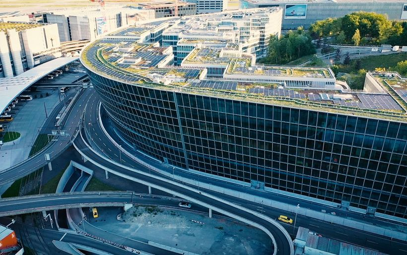 The Circle am Flughafen Zürich — modernes Glasgebäude bei Nacht